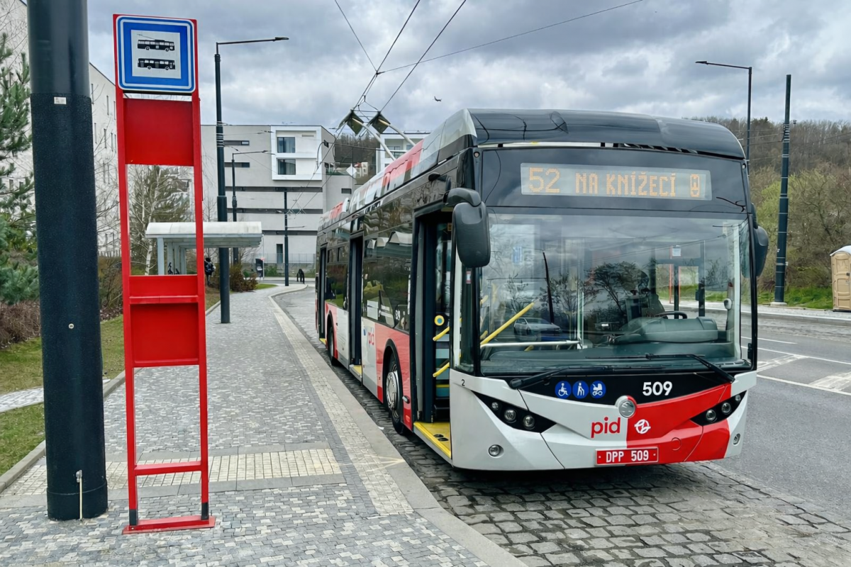 První trolejbus na pražské lince 52