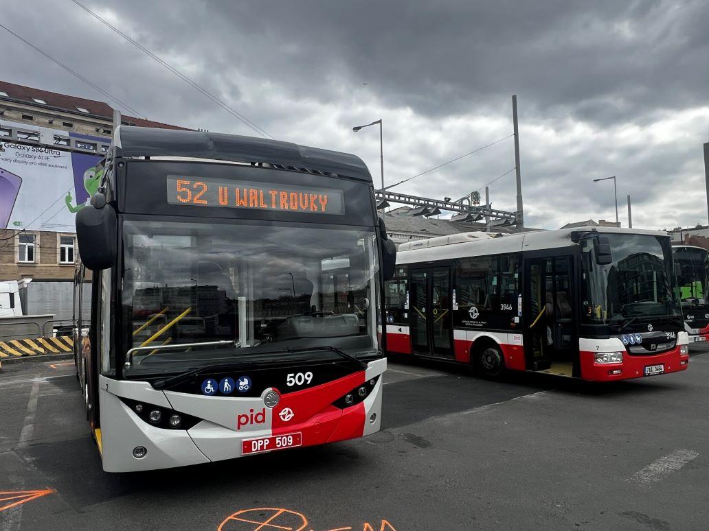 První trolejbus na pražské lince 52