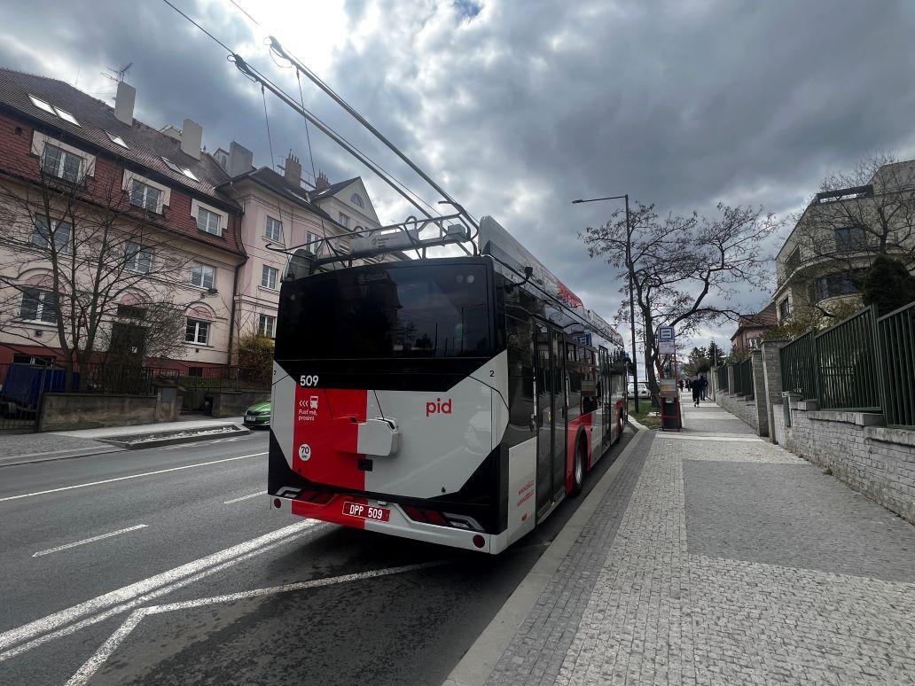 První trolejbus na pražské lince 52