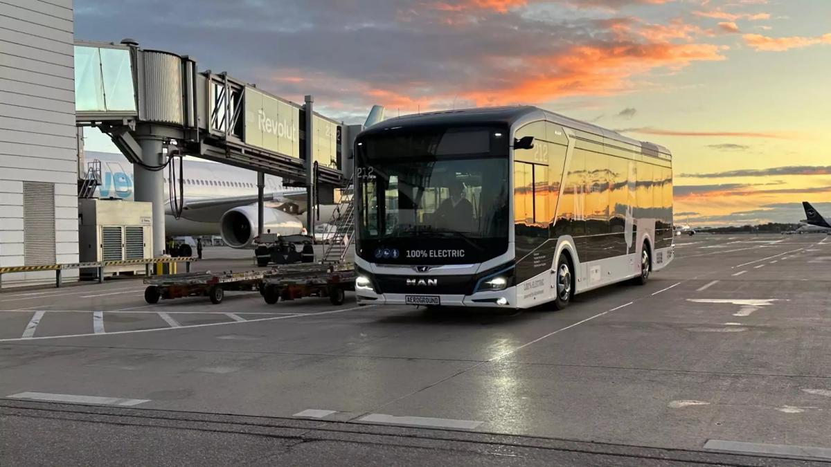 Boarding by eBus na letišti v Mnichově