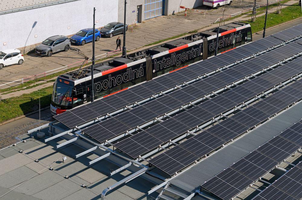 Pražský dopravní podnik má největší fasádní fotovoltaiku v Čechách