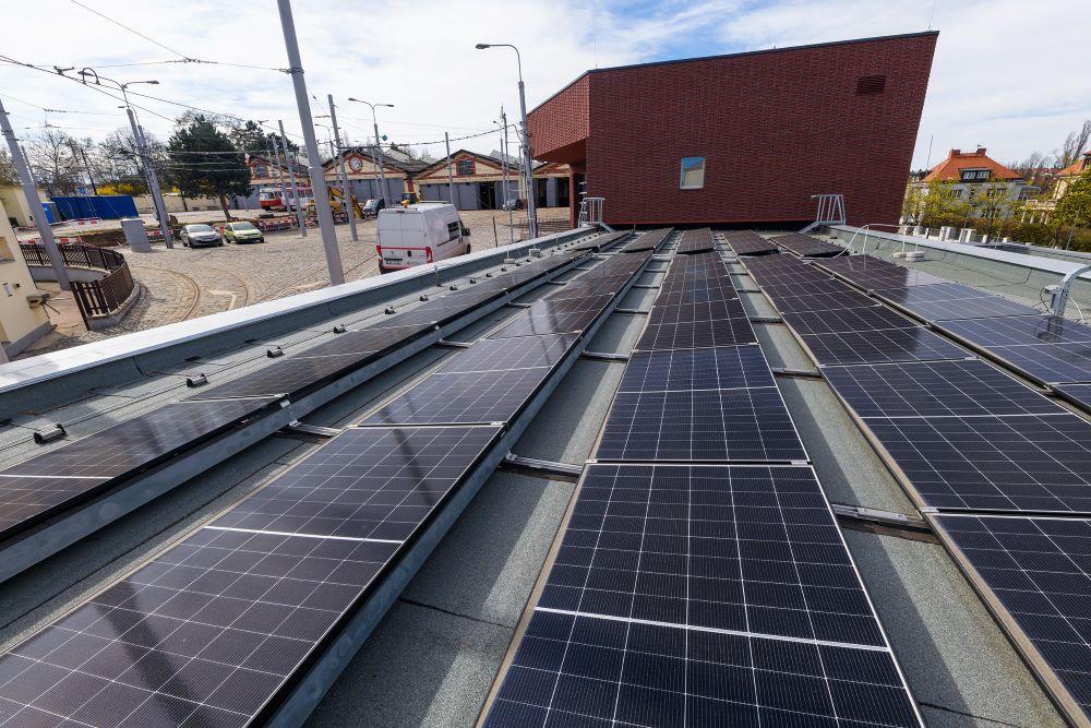 Pražský dopravní podnik má největší fasádní fotovoltaiku v Čechách