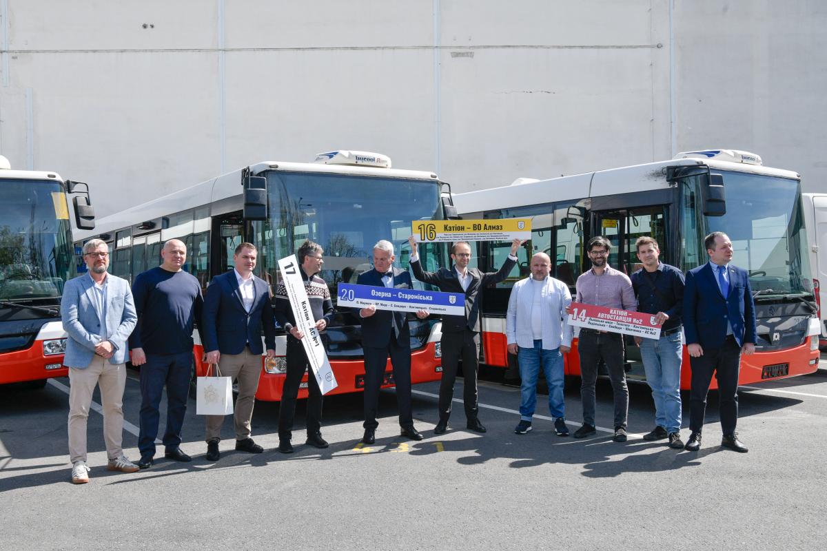 Praha darovala osm autobusů Ukrajině, zamíří do Boroďanky a Chmelnického