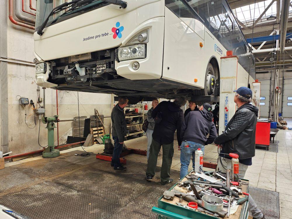 Studenti SOŠ Slavičín nahlédli do zákulisí servisu ZLINER 