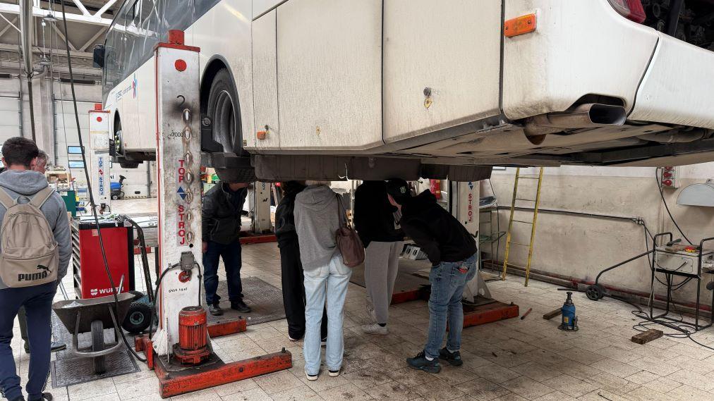Studenti SOŠ Slavičín nahlédli do zákulisí servisu ZLINER 
