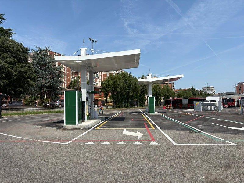 V Boloni začíná provoz 127 vodíkových autobusů