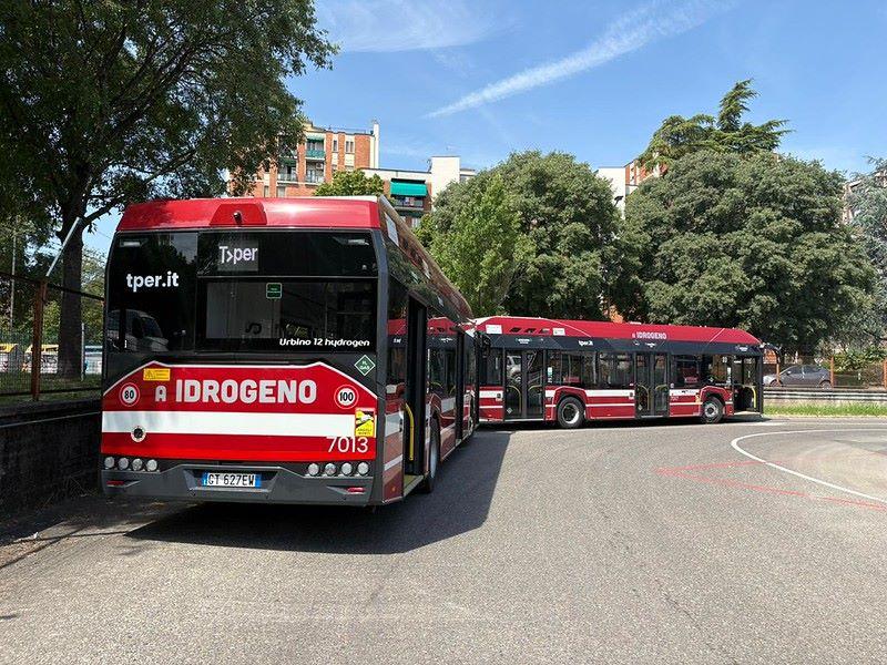 V Boloni začíná provoz 127 vodíkových autobusů