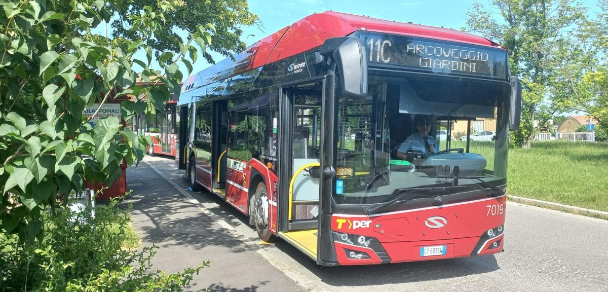 V Boloni začíná provoz 127 vodíkových autobusů