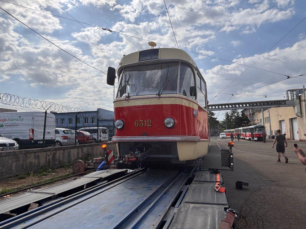 Pražský dopravní podnik si z Brna odváží první zrenovované tramvaje T3