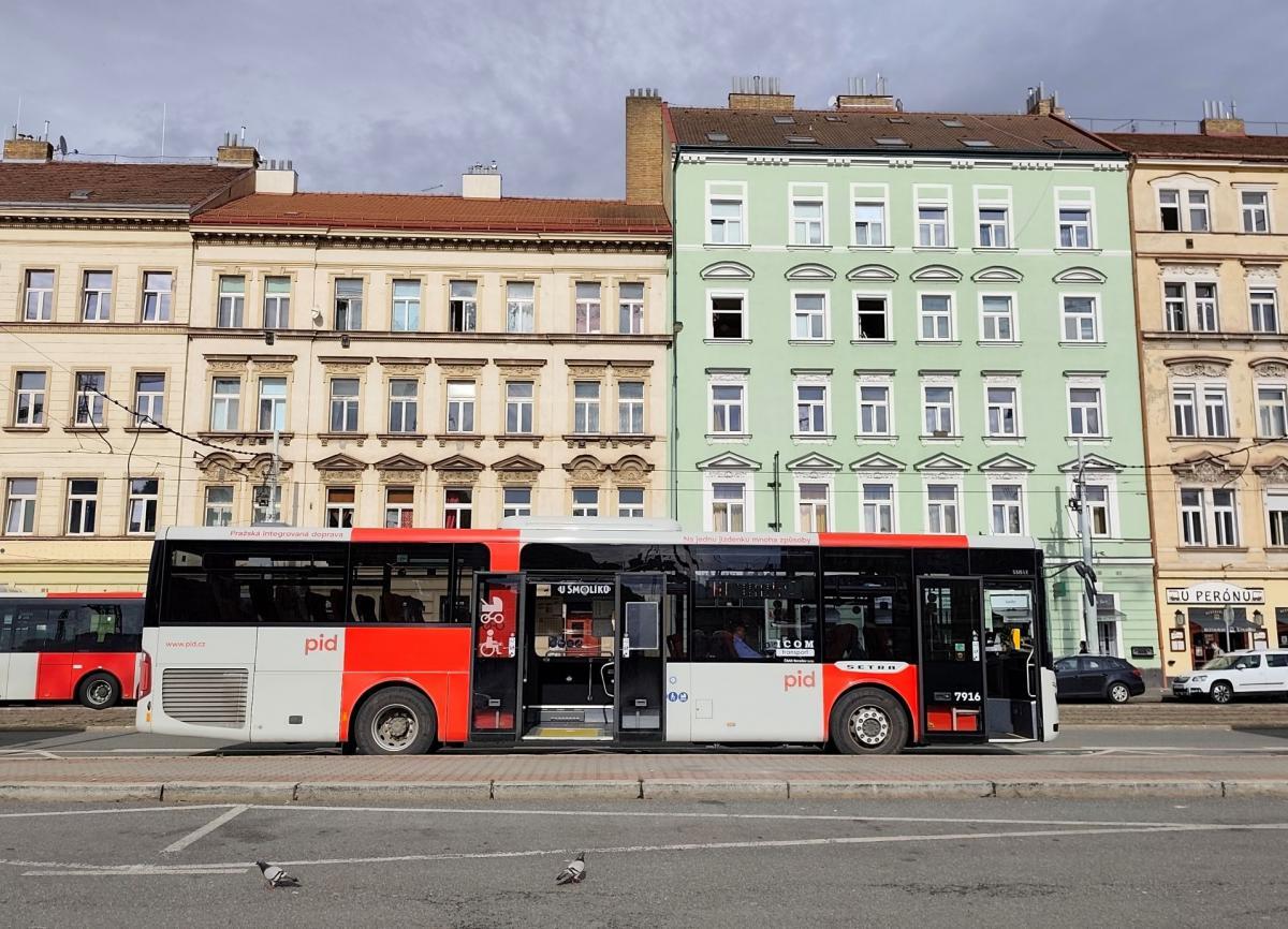 PID rozšíří nástup všemi dveřmi v příměstských autobusech