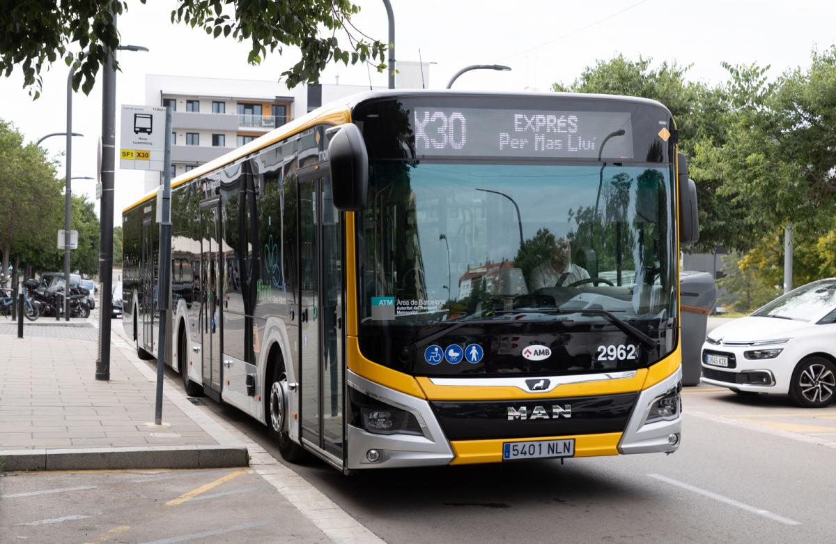 Barcelona nasadila na expresní linku X30 kloubové autobusy MAN