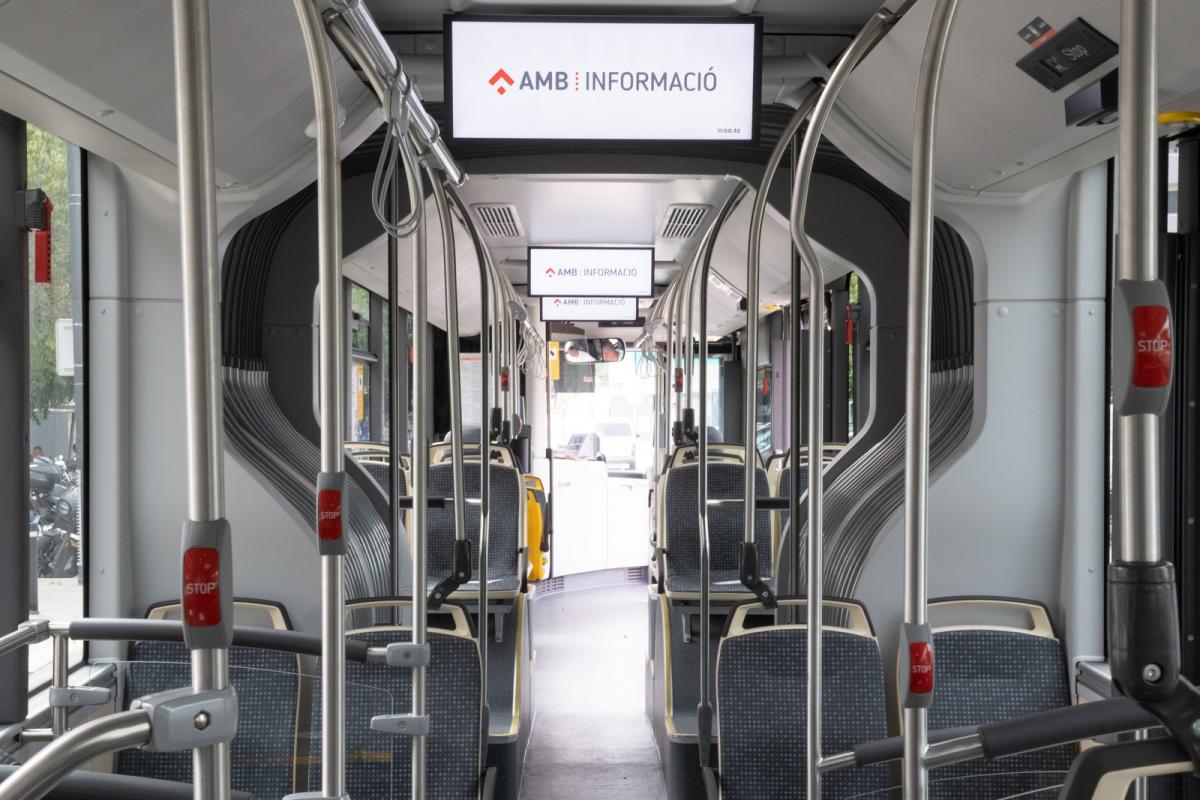 Barcelona nasadila na expresní linku X30 kloubové autobusy MAN
