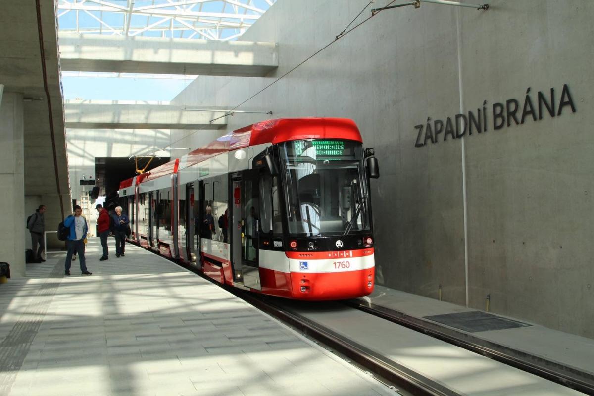 Brnem projede konvoj 40 tramvají