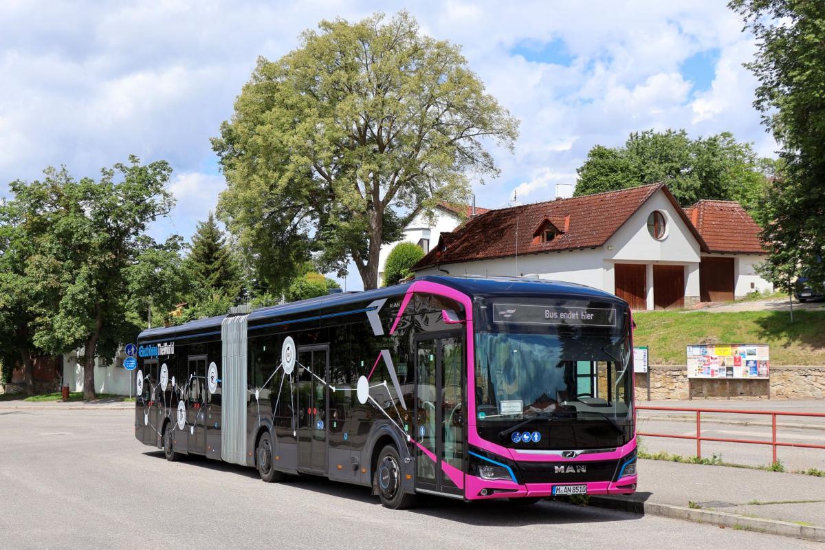 Ve Středočeském kraji znovu jezdil kloubový elektrický autobus MAN 