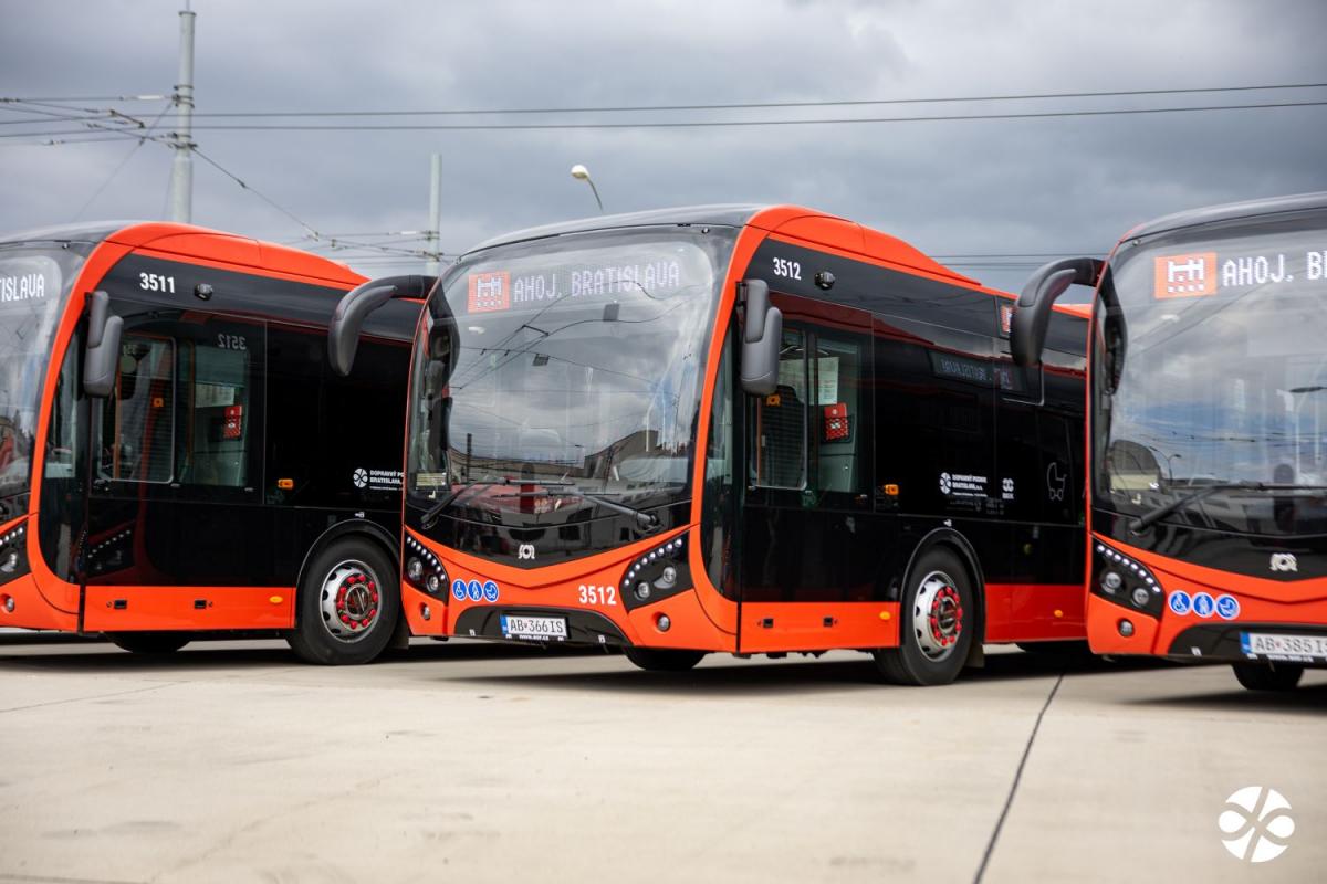 Dopravní podnik Bratislava zařadil do provozu prvních 18 autobusů SOR NS 18