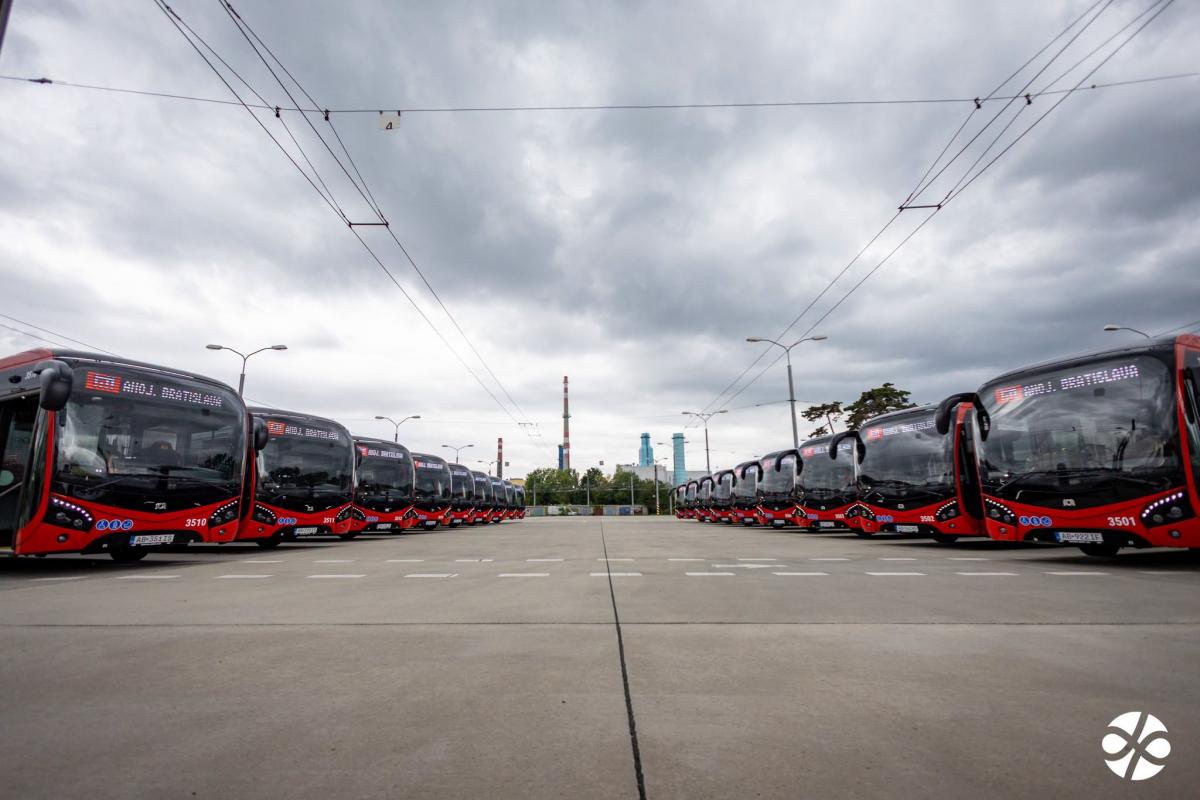 Dopravní podnik Bratislava zařadil do provozu prvních 18 autobusů SOR NS 18
