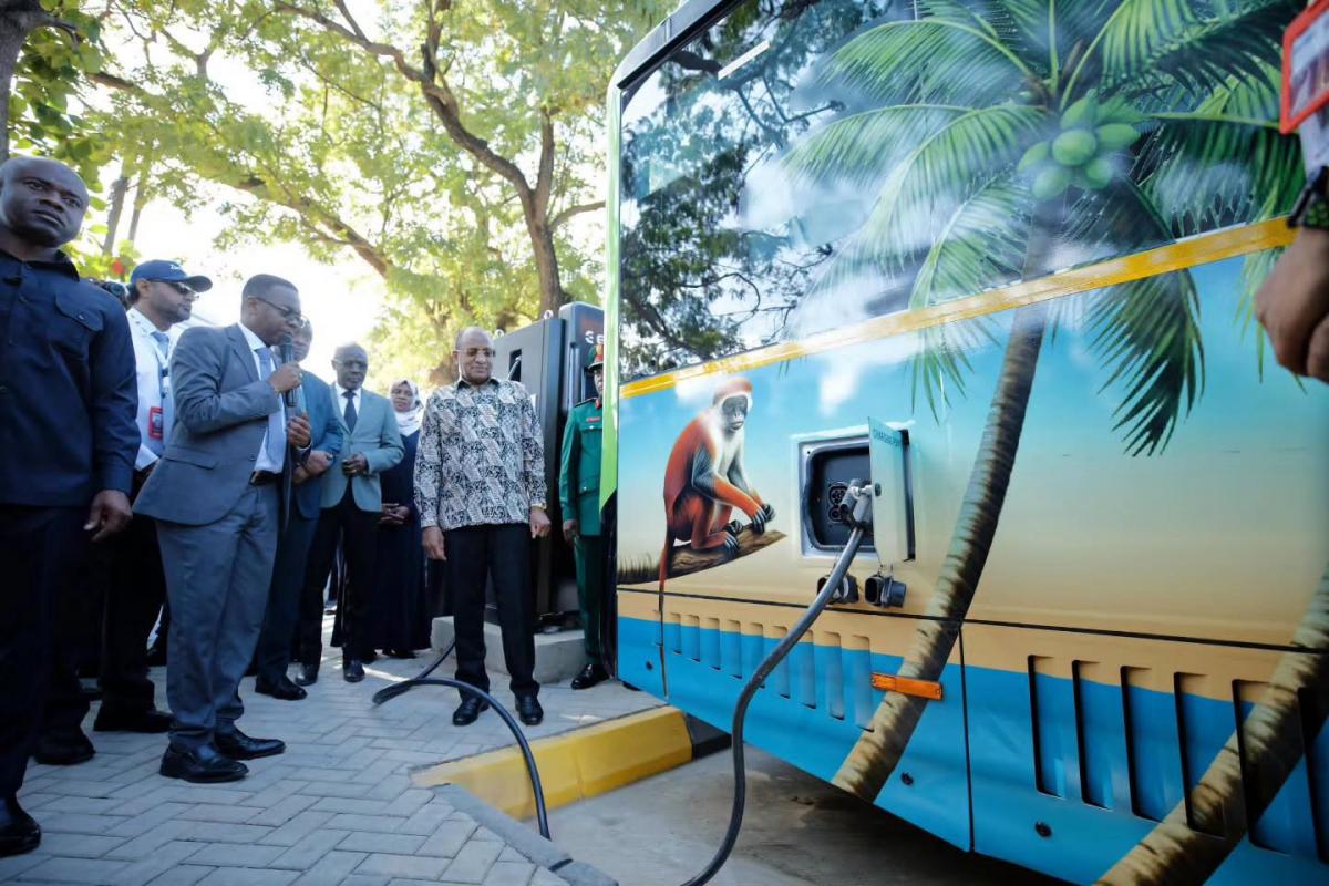 První elektrické autobusy na Zanzibaru