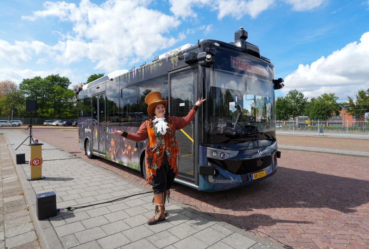 Autonomní Karsan e-ATAK vozí cestující v zábavním parku Efteling