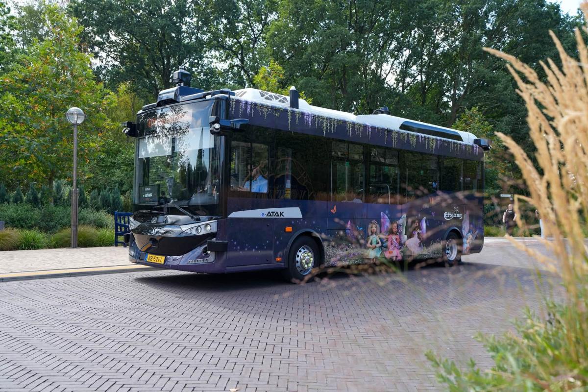 Autonomní Karsan e-ATAK vozí cestující v zábavním parku Efteling