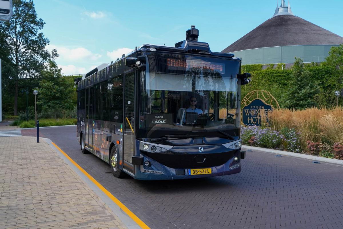 Autonomní Karsan e-ATAK vozí cestující v zábavním parku Efteling