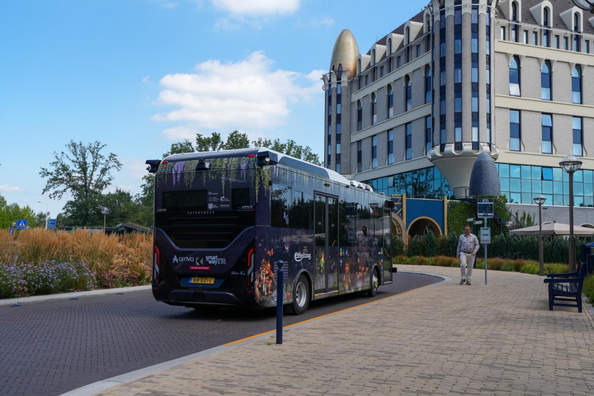 Autonomní Karsan e-ATAK vozí cestující v zábavním parku Efteling
