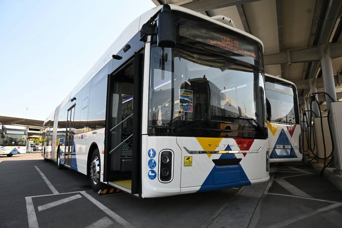 První kloubové elektrobusy Yutong v Řecku, jezdí v Soluni