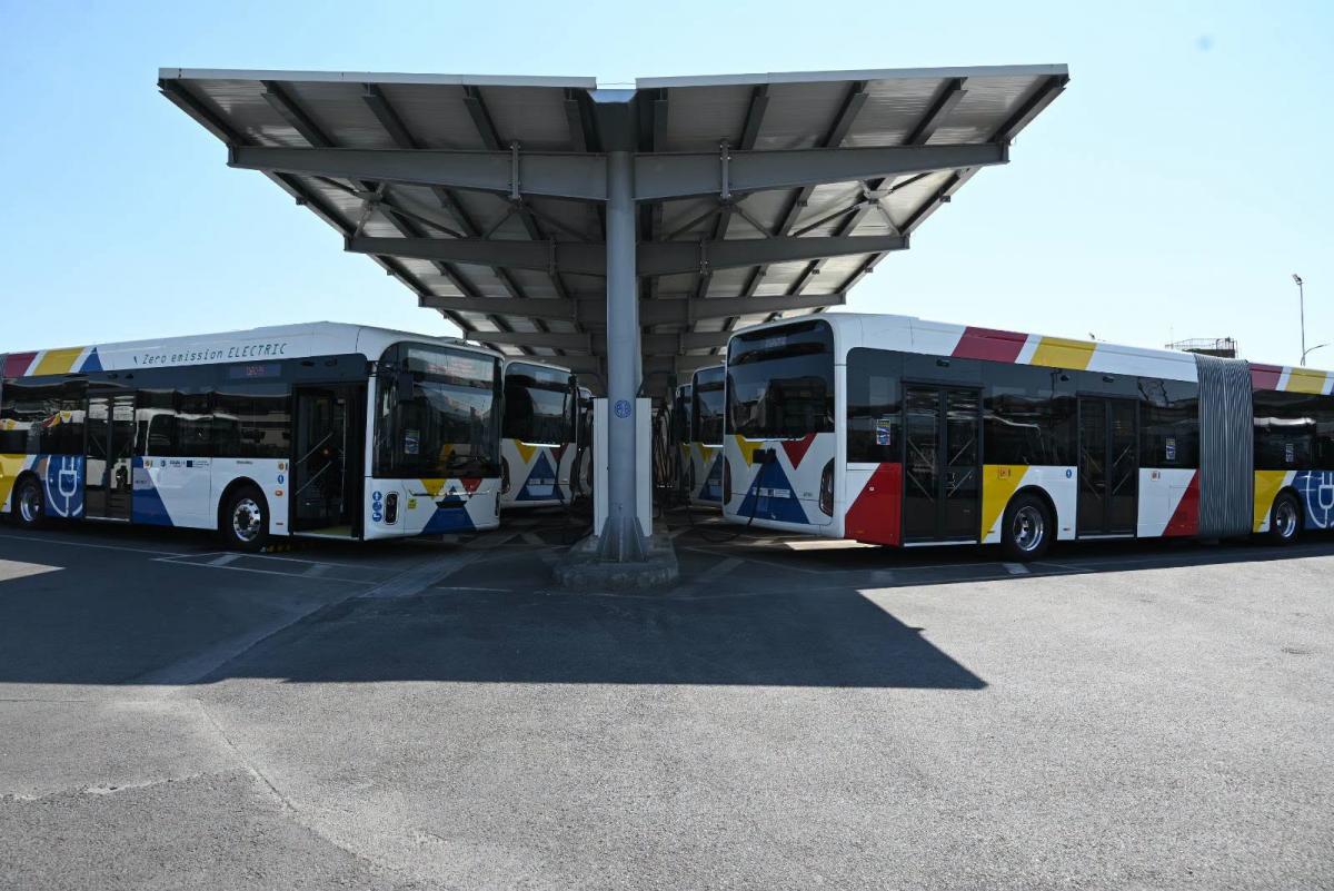 První kloubové elektrobusy Yutong v Řecku, jezdí v Soluni