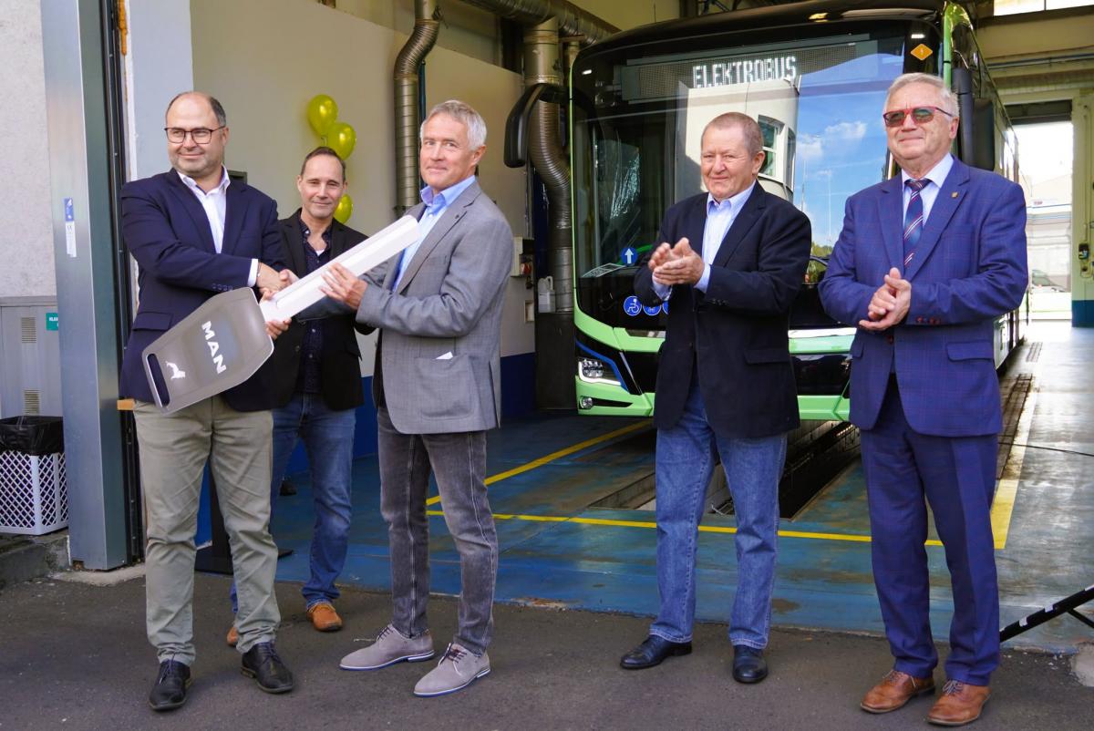 Děčín převzal od MAN 21 nových elektrobusů