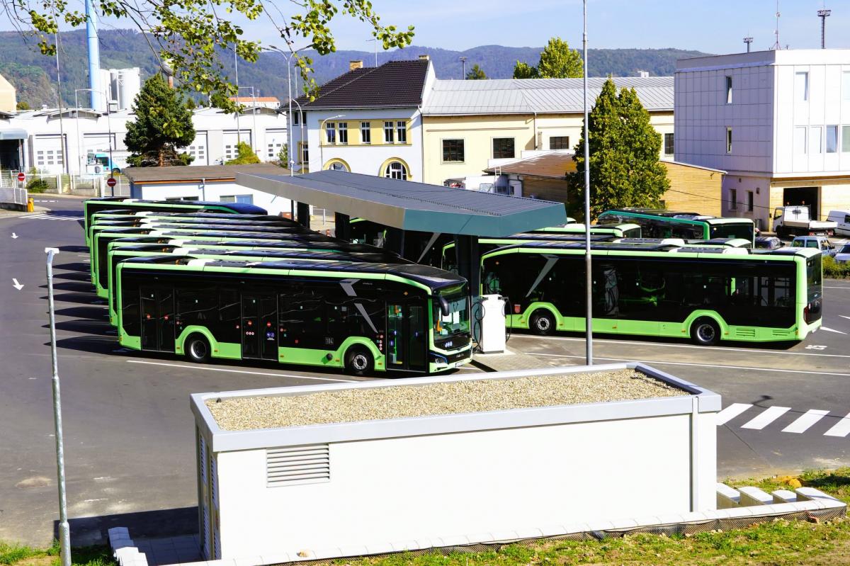 Děčín převzal od MAN 21 nových elektrobusů