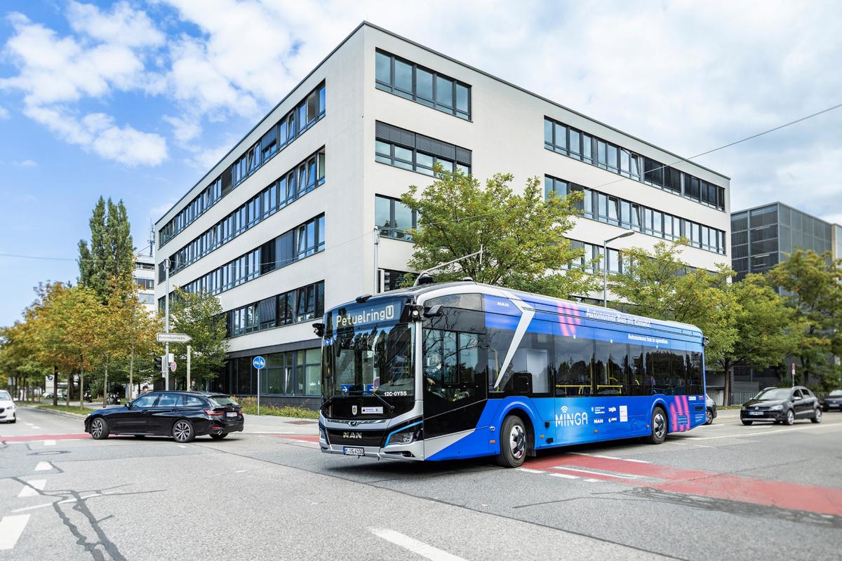 V Mnichově se cestující svezou autobusem MAN s automatizovaným řízením